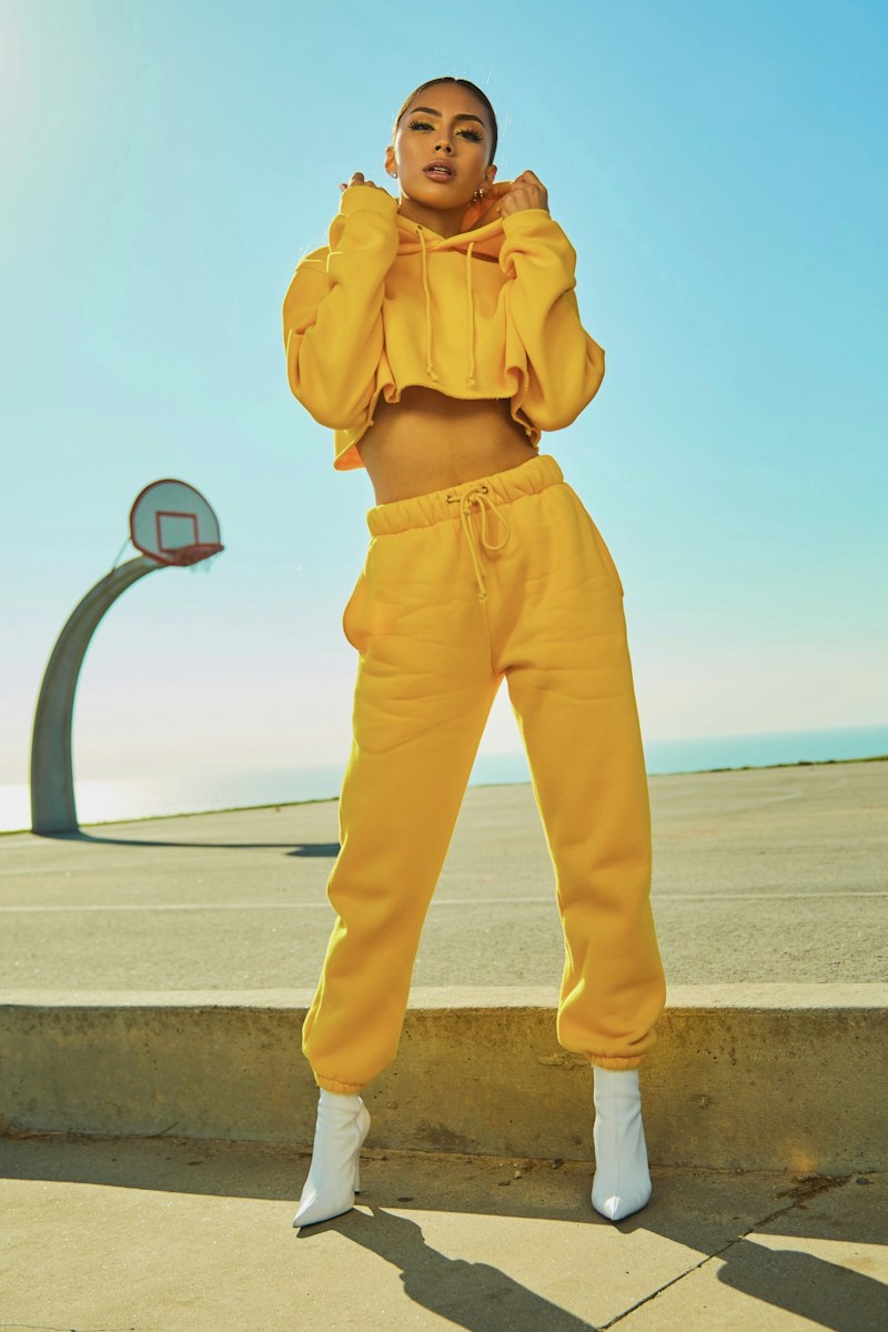 How to Style Mom Jeans: 10 Outfits That Always Work